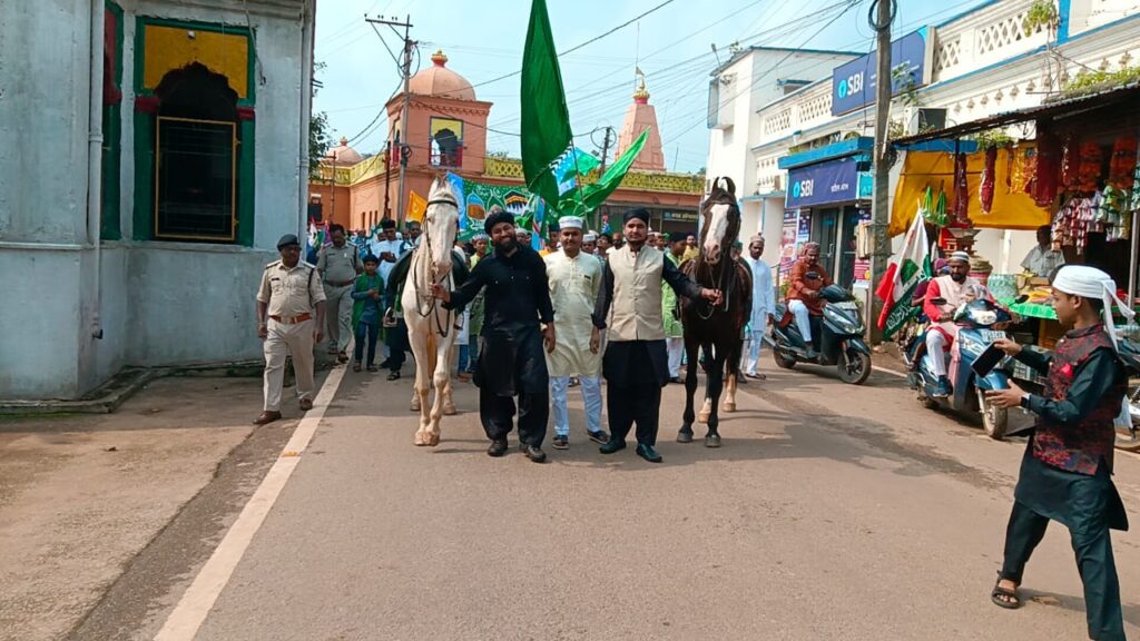 धूमधाम से मनाया गया ईद मिलादुन्नबी का त्यौहार निकला जुलुस नात कलाम और नारे के साथ पैगंबर हजरत 