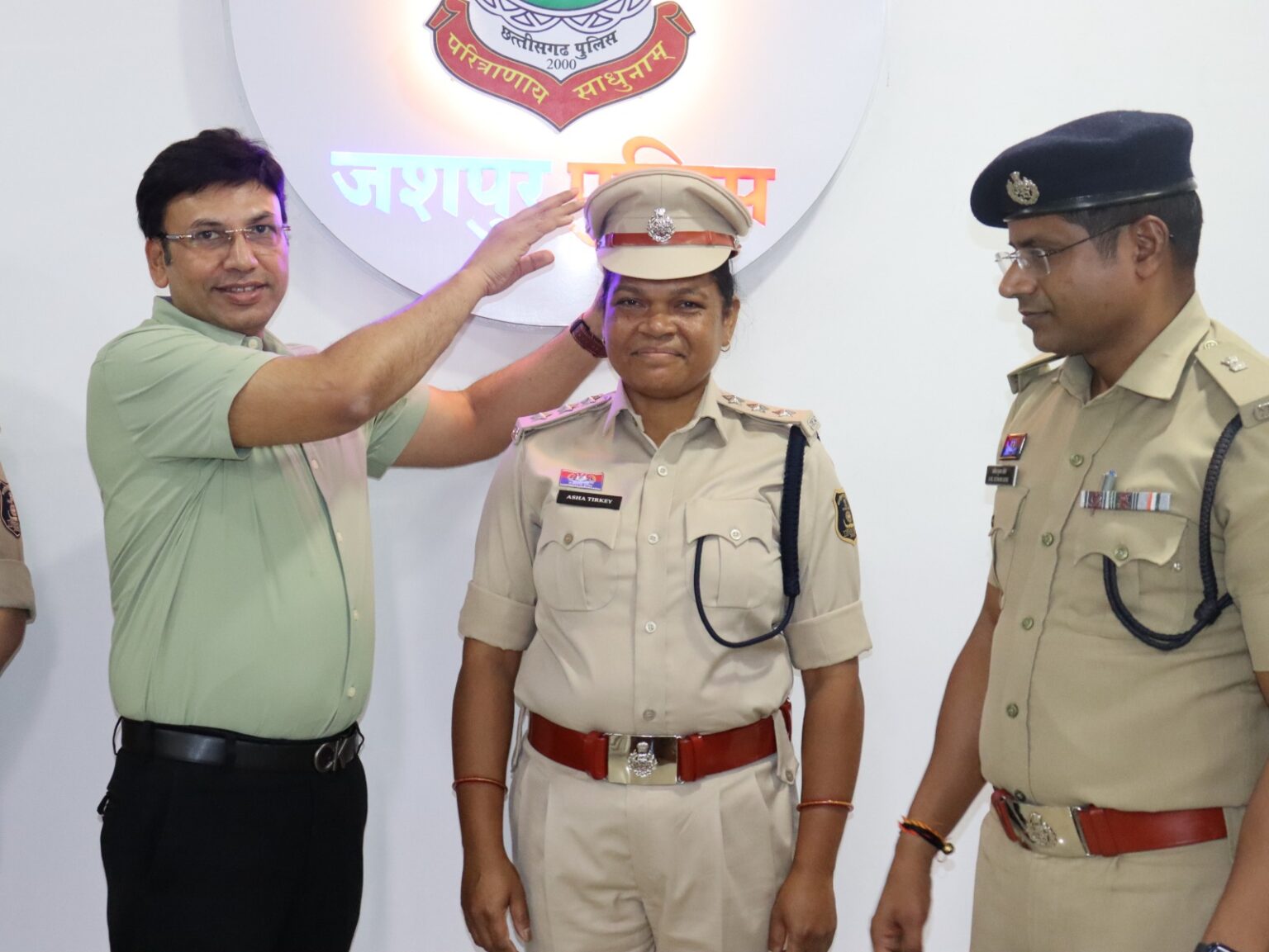 जशपुर पुलिस की स्टार सेरेमनी: निरीक्षक आशा तिर्की को उप पुलिस अधीक्षक पद पर पदोन्नत, SSP ने खुद लगाया स्टार