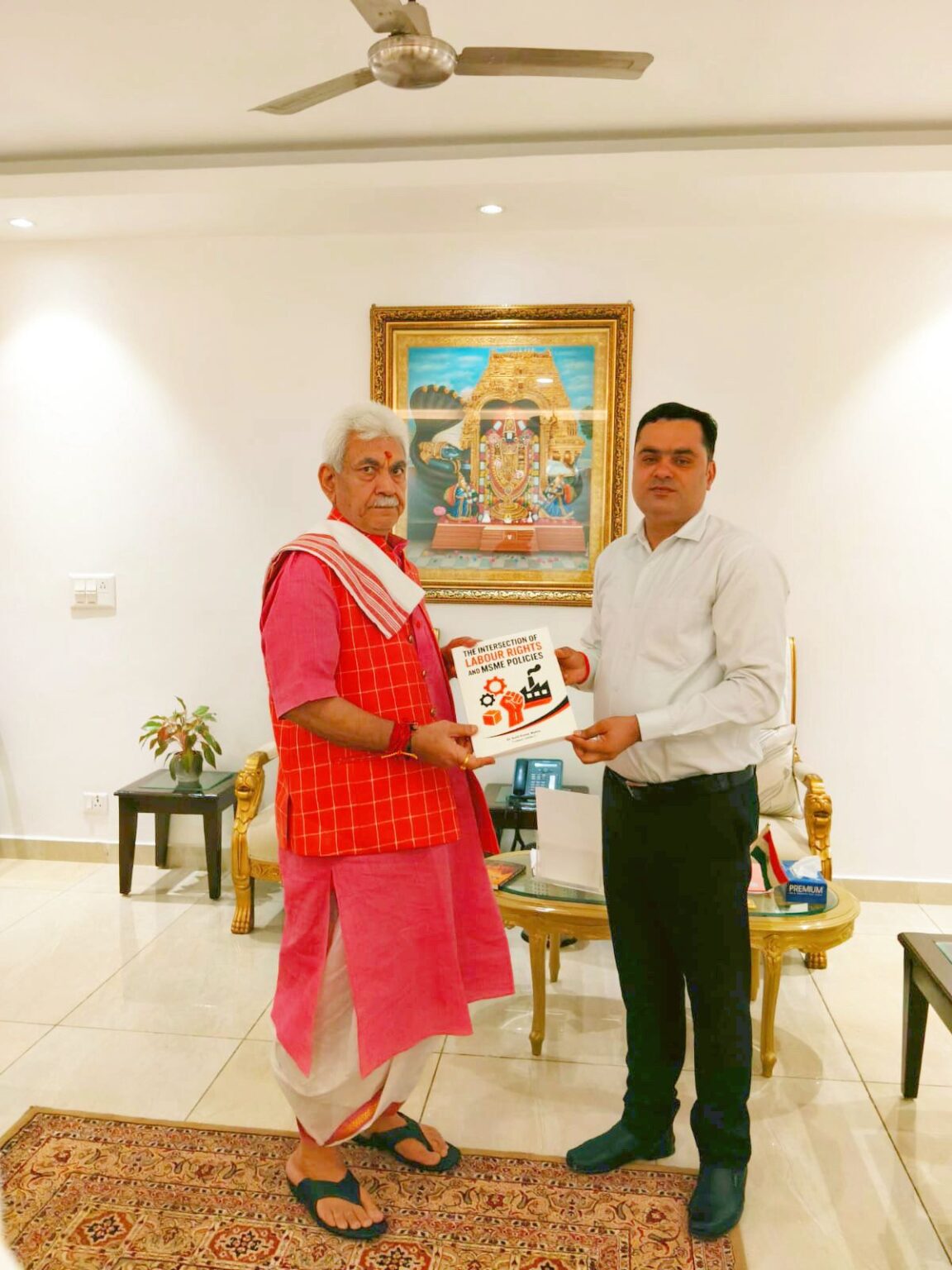 उपराज्यपाल मनोज सिन्हा ने डॉ सुनील कुमार मिश्रा द्वारा रचित दो महत्वपूर्ण पुस्तकों का लोकार्पण किया