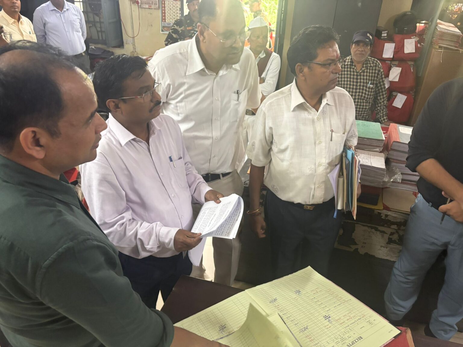 रायपुर संभागायुक्त महादेव कावरे ने रायपुर जिले मुख्यालय के कलेक्ट्रेट, जिला पंचायत, तहसील का किया निरीक्षण