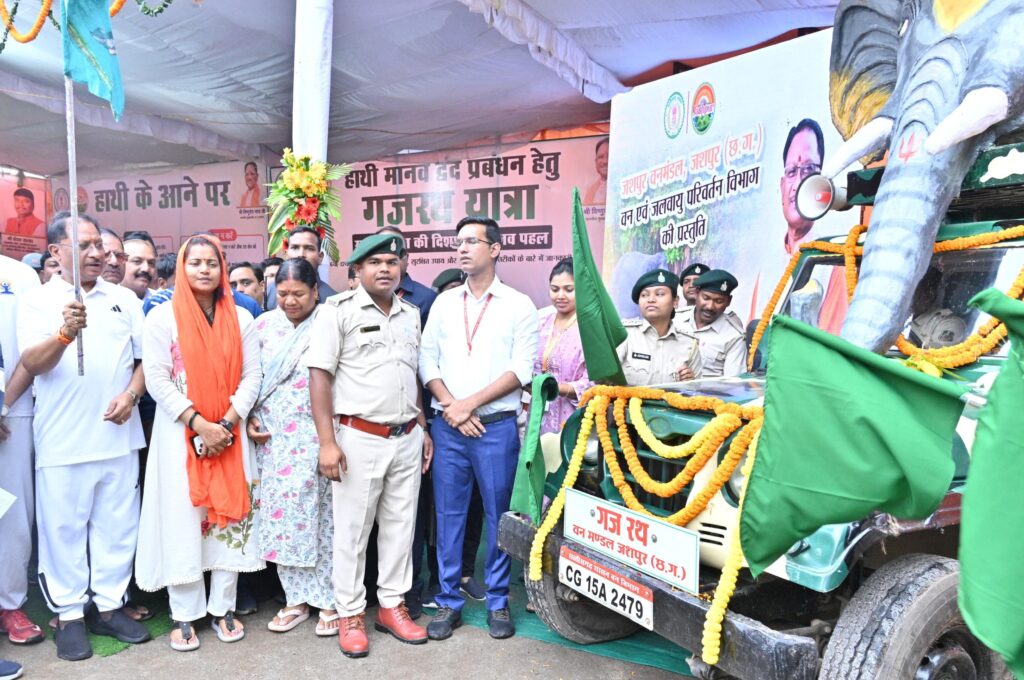 मुख्यमंत्री श्री विष्णु देव साय ने ‘गजरथ यात्रा’ का किया शुभारंभ, मानव-हाथी द्वंद रोकने की अनूठी पहल, रणजीता स्टेडियम परिसर में लगाए सिंदूर के पौधे, पर्यावरण संरक्षण का दिया संदेश
