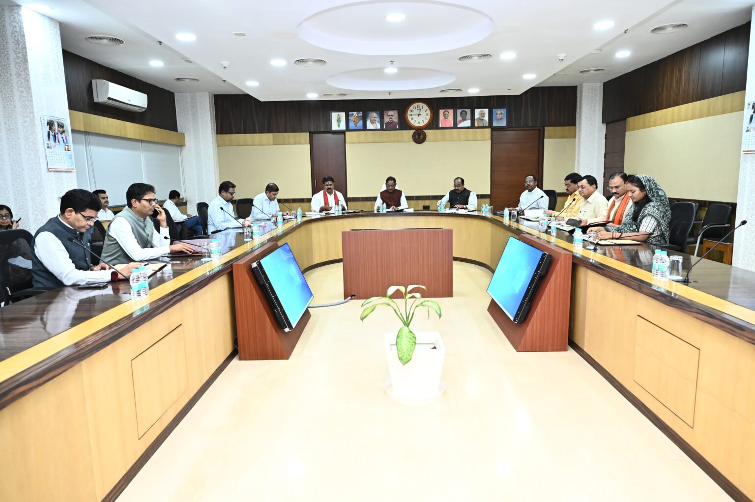 Cabinet meeting :धान छोड़कर दलहन-तिलहन लगाने पर भी मिलेगा लाभ: कृषक उन्नति योजना का दायरा बढ़ा, मंत्रिपरिषद की बैठक में अहम फैसला, पढ़ें विस्तृत खबर…