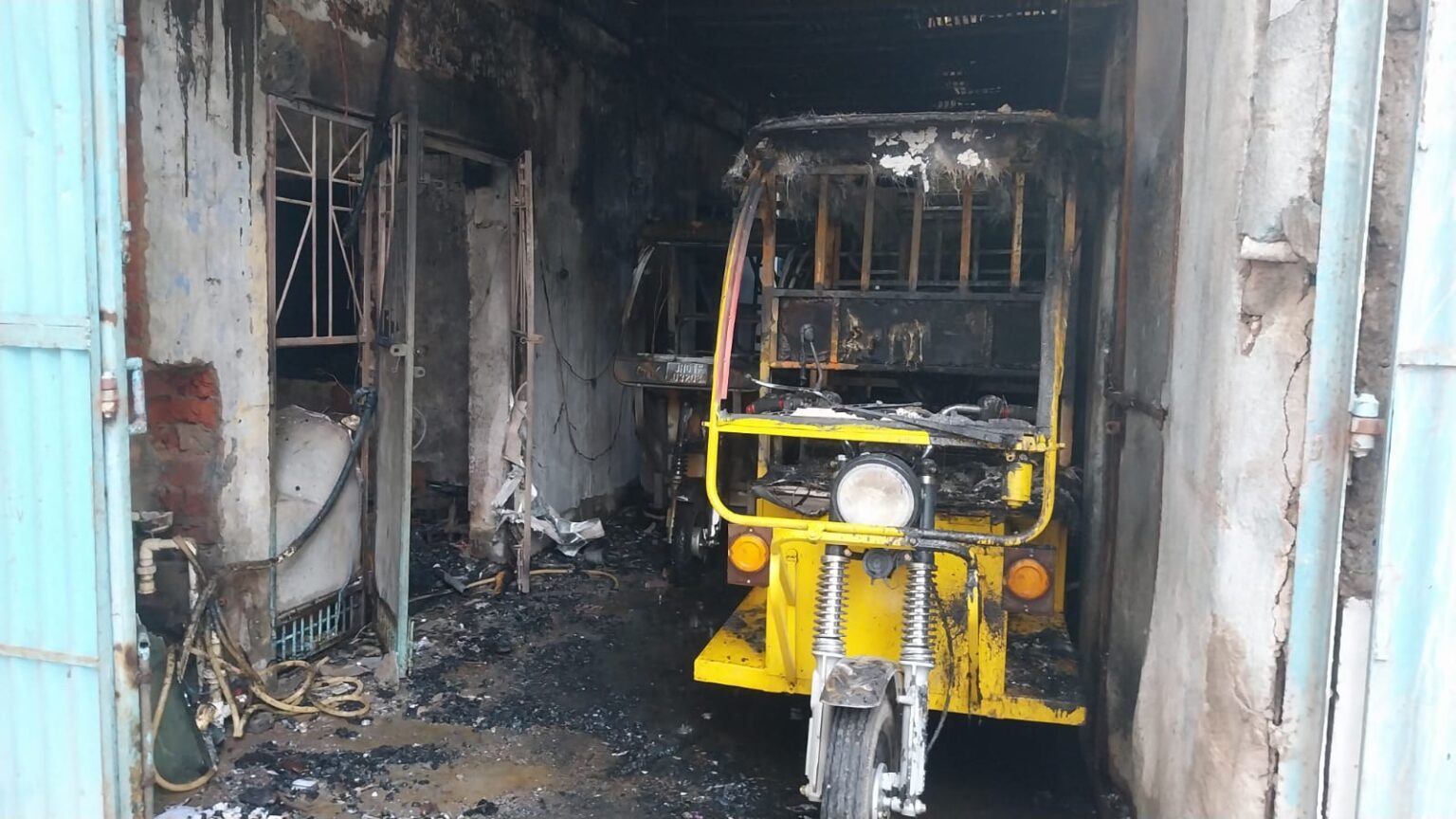 चार्जिंग के दौरान स्कूटी में लगी आग, तीन मंजिला इमारत में मची अफरा-तफरी, लाखों का नुकसान