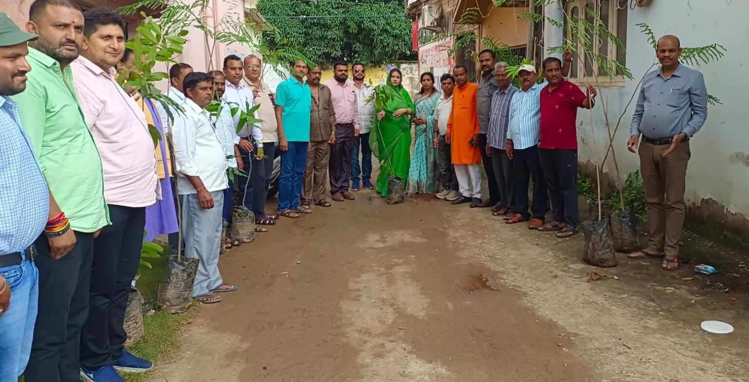 पर्यावरण का संरक्षण हमारा सामूहिक उत्तरदायित्व: प्रियंवदा सिंह जूदेव, समाज प्रमुखों को पौधा वितरण कर दिया पर्यावरण संरक्षण का संदेश