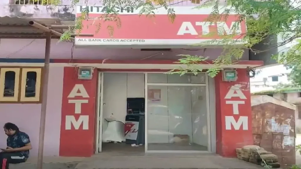 शराबी युवकों ने ATM को बनाया निशाना