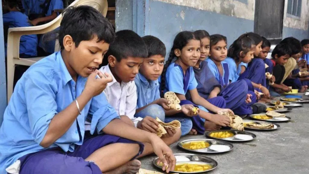 मिड-डे मील में छिपकली गिरी, खाने से 80 से ज्यादा बच्चों की तबीयत बिगड़ी