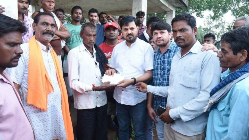 गोदावरी प्लांट हादसा: विधायक अनुज शर्मा ने मृतकों के परिवारों को 46.50 लाख का चेक दिया