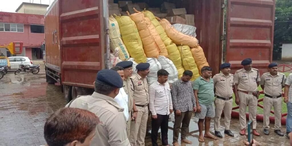 अंतरराज्यीय गांजा तस्कर गिरोह का भंडाफोड़ : तीन आरोपी गिरफ्तार, 60 लाख के गांजा समेत 1 करोड़ 53 लाख रुपए का सामान जब्त