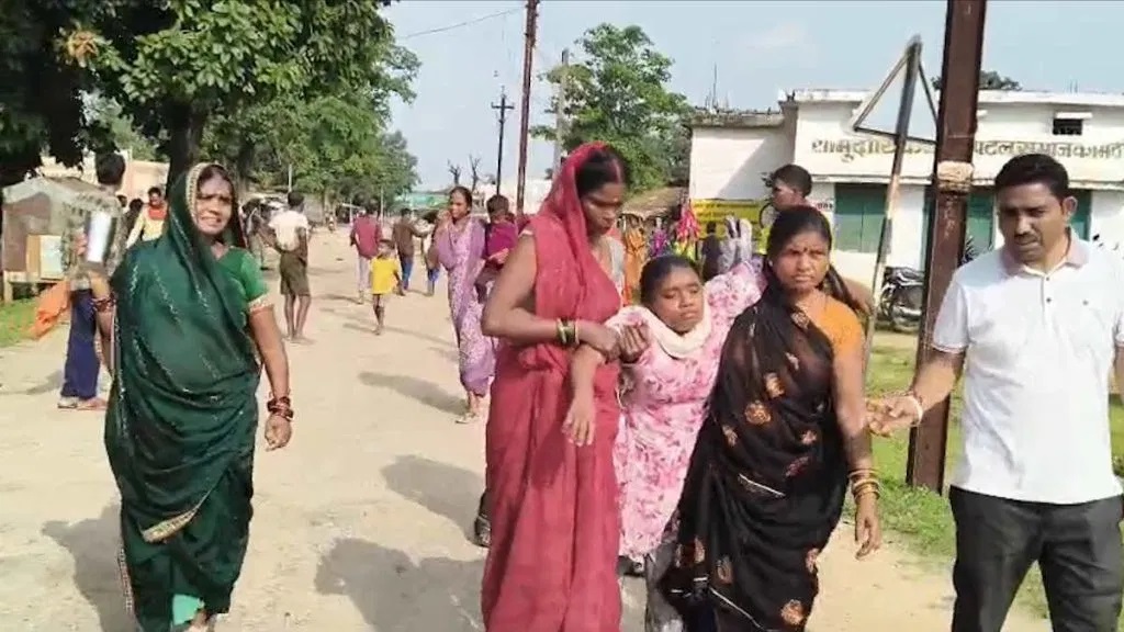 CG BREAKING : दुर्गा पंडाल हटाने पर गांव में बवाल, ग्रामीणों ने SDOP का पकड़ा कॉलर, गर्भवती महिला आरक्षक का तोड़ा हाथ…