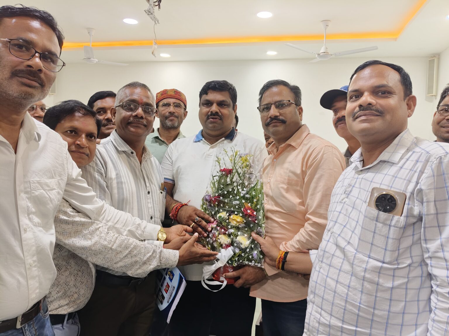 शिक्षा मंत्री गजेन्द्र यादव को टीचर्स एसोसिएशन ने सौंपा 10 सूत्रीय मांग पत्र, शिक्षामंत्री ने कहा ई संवर्ग प्राचार्य काउंसिलिंग इसी माह