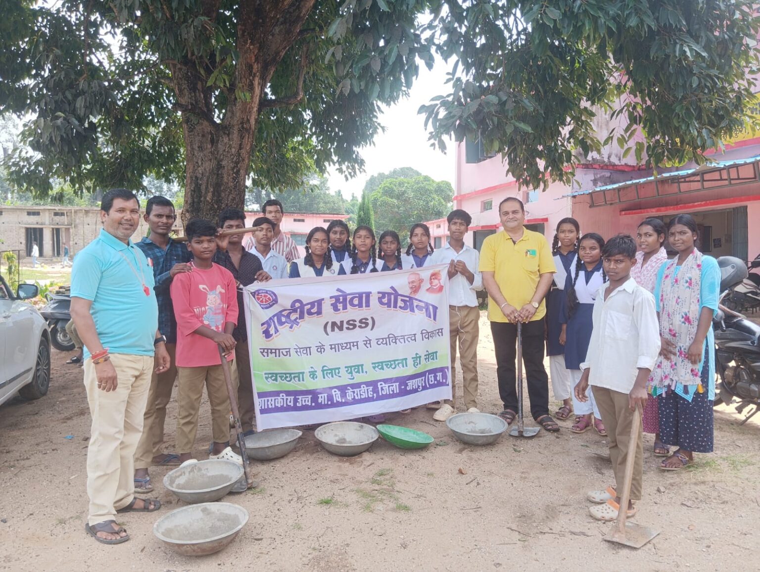 राष्ट्रीय सेवा योजना केराडीह के स्वयसेवकों ने श्रमदान कर रास्ता समतल करके आवागमन सुगम बनाया