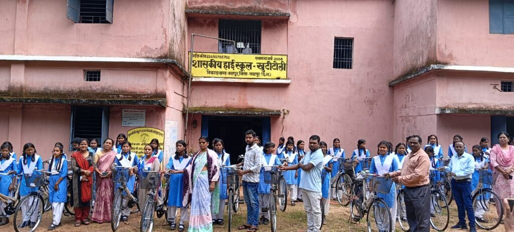 खूंटीटोली हाईस्कूल में सरस्वती सायकल योजना के तहत सायकल वितरण