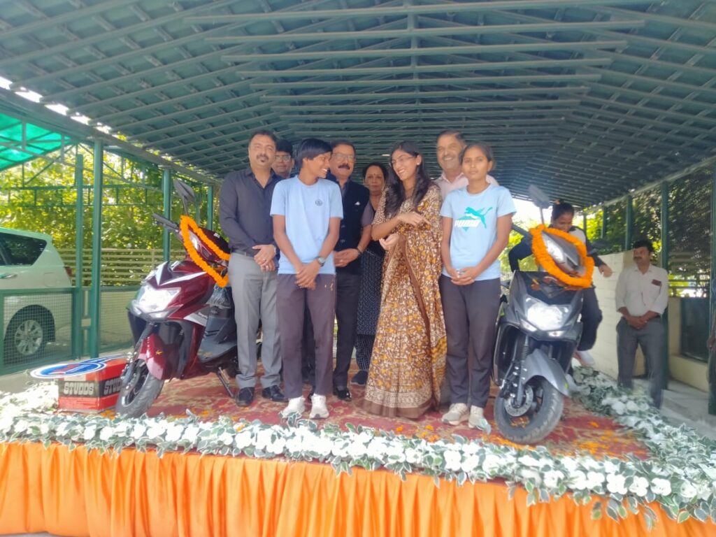 सुपीरियर इंडस्ट्रीज़ लिमिटेड ने बरेली ज़िला प्रशासन को दो स्कूटी सप्रेम भेंट किया