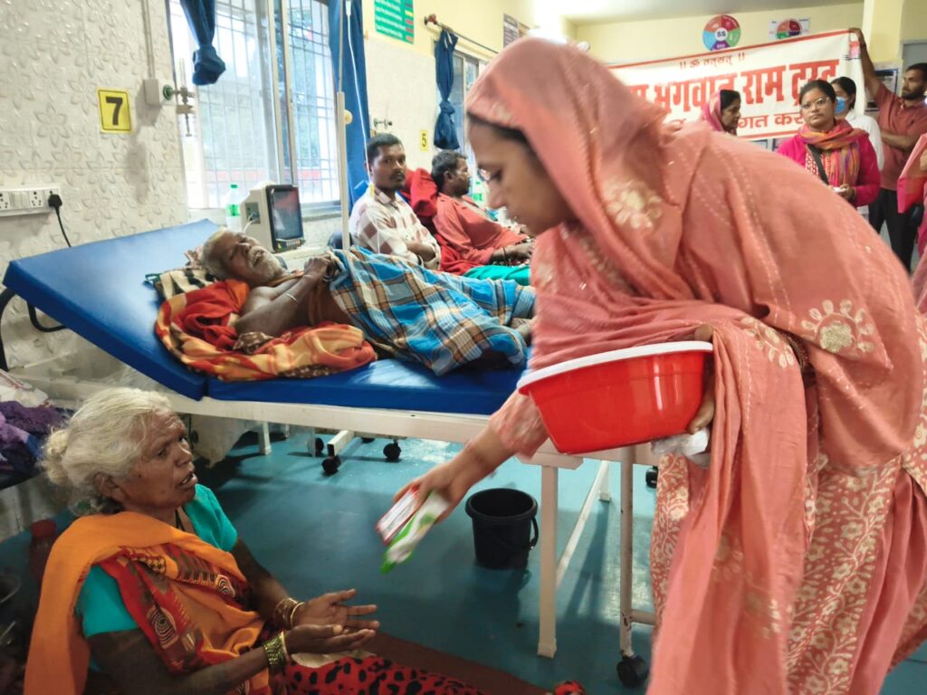 बाबा भगवान राम ट्रस्ट ने अस्पताल में बाँटे फल एवं पौष्टिक आहार