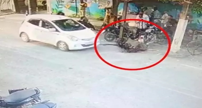 CG ब्रेकिंग: बेकाबू कार ने दो छात्राओं को मारी टक्कर, मौके पर मची चीख-पुकार