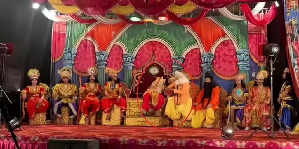 Ramlila Artist Dies: रामलीला मंच पर दशरथ बने अभिनेता की मौत, अभिनय के दौरान आया हार्ट अटैक