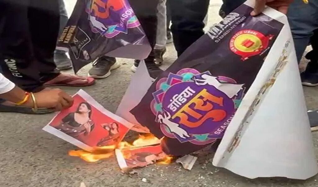 गरबा कार्यक्रम में एल्विस यादव और अंजलि अरोड़ा के आमंत्रण पर हिंदू संगठनों का विरोध, पोस्टर जलाकर किया प्रदर्शन