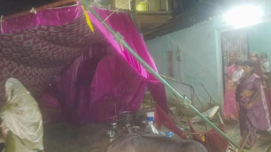 गृह प्रवेश समारोह में दर्दनाक हादसा: तेज रफ्तार कार घुसी पंडाल में, कई लोग घायल, 4 की हालत नाजुक
