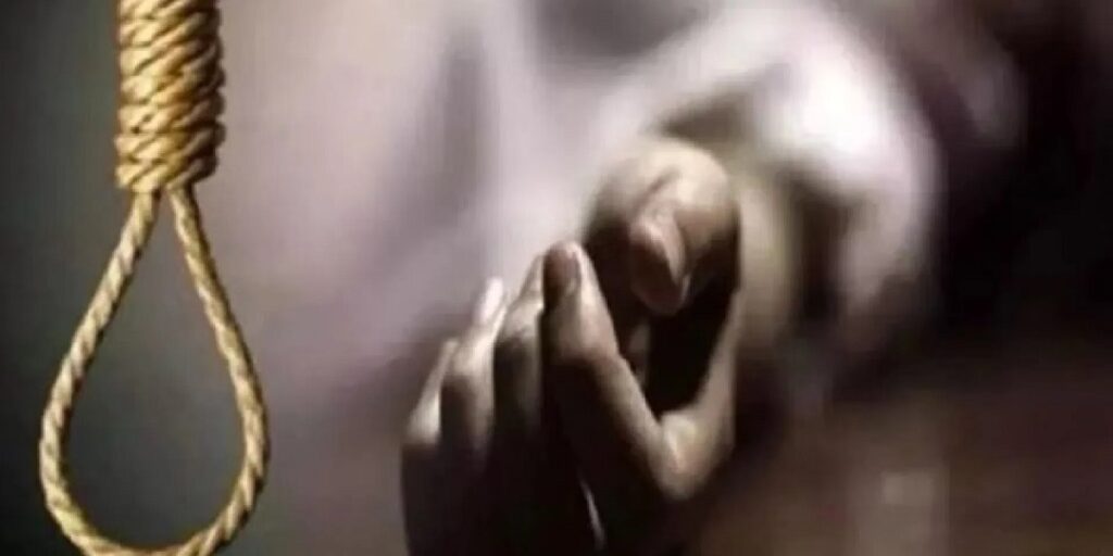 Chhattisgarh : दुर्गा पंडाल के पंडा ने फांसी लगाकर दी जान, गांव में छाया मातम