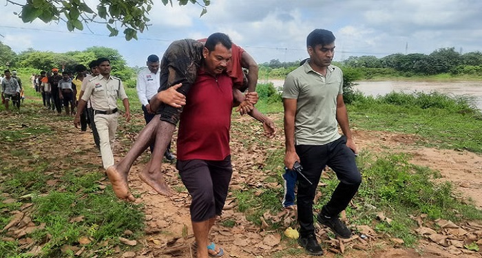 युवक ने नदी में लगाई छलांग, पुलिस-एसडीआरएफ की संयुक्त कार्रवाई से बची जान, इलाज जारी