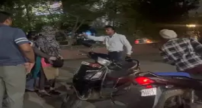 छत्तीसगढ़ NEWS: युवक ने युवती को थप्पड़ मारा और आंखों में मिर्च पाउडर झोंका, FIR दर्ज