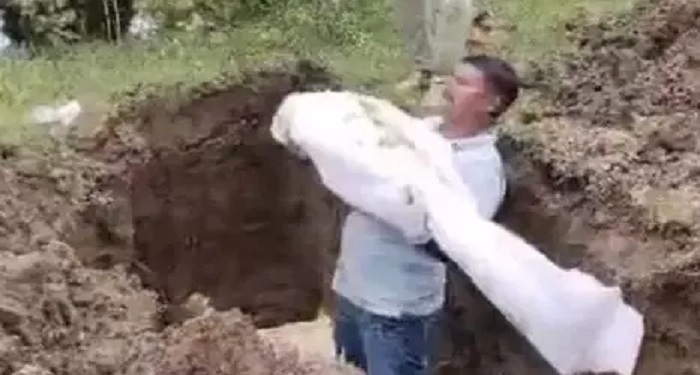 मानवता की मिसाल: पुलिस ने अज्ञात विक्षिप्त व्यक्ति को दी अंतिम विदाई, किया पूरे रीति-रिवाज से अंतिम संस्कार