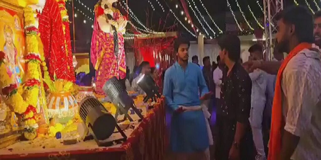 CG NEWS: गरबा में मुस्लिम युवक को तिलक लगाकर खिलाया प्रसाद, मातारानी के जयकारे लगवाए