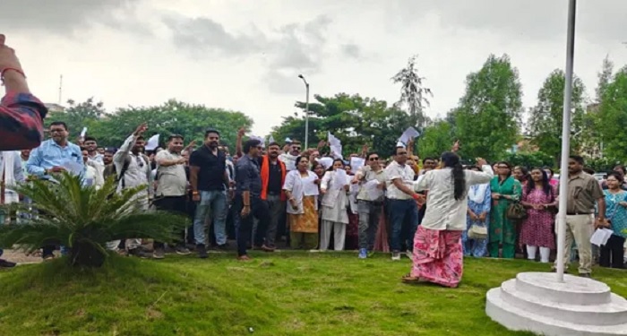 Chhattisgarh : 24 घंटे के अल्टीमेटम के बाद NHM कर्मियों का हंगामा, स्वास्थ्य भवन का किया घेराव