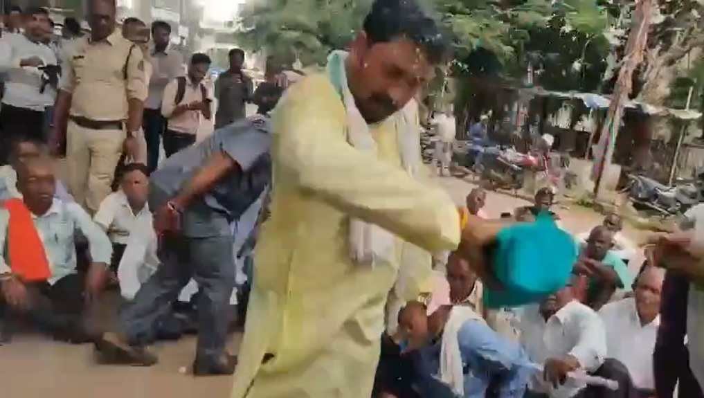 विद्युत परियोजना पर किसानों का गुस्सा: कलेक्ट्रेट के बाहर भारी प्रदर्शन, आत्मदाह की कोशिश में पुलिस ने बचाई जान