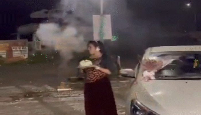 सड़क पर VIP जश्न: भाजपा नेता ने कार के बोनट पर काटा बर्थडे केक, पुलिस ने FIR दर्ज की