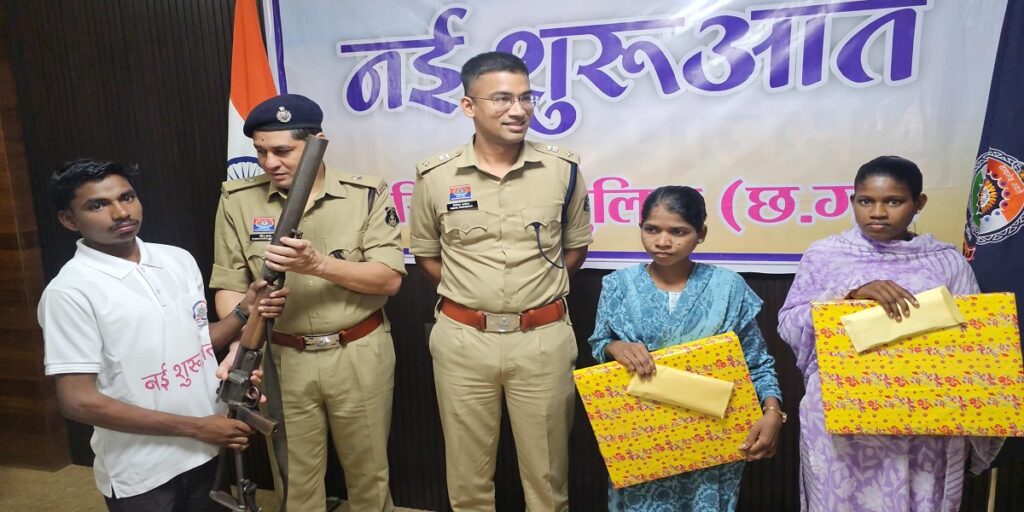 नक्सल मोर्चे पर बड़ी सफलता: दो महिला समेत तीन नक्सलियों ने किया आत्मसमर्पण, सभी पर था ₹1 लाख का इनाम