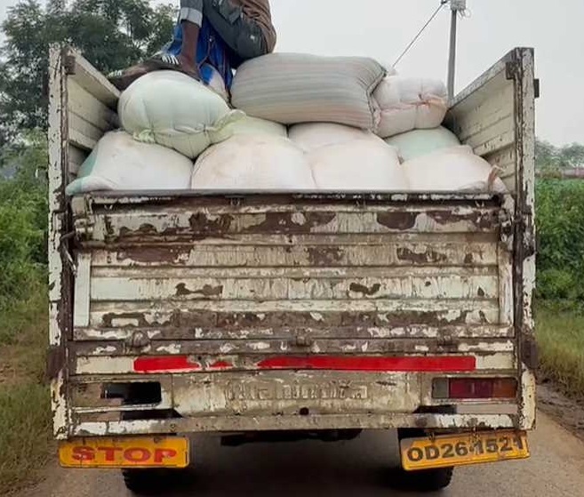 ओड़िशा से अवैध धान तस्करी, 400 बोरा जब्त—कोचिए पर कार्रवाई