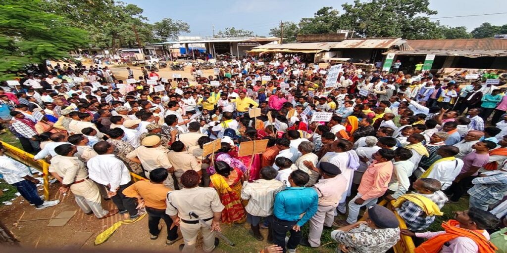 ग्रामीणों का हल्ला: हाथियों से प्रभावित 30 गांव ने वन कार्यालय पर किया प्रदर्शन, कहा – क्षतिपूर्ति नहीं चाहिए