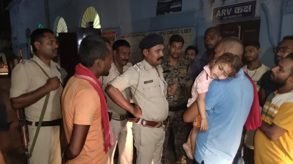 आरा में दर्दनाक हादसा: प्रसव के दौरान मां-बेटे की मौत, गुस्साए परिजनों ने अस्पताल में मचाया हंगामा आरा में दर्दनाक हादसा: प्रसव के दौरान मां-बेटे की मौत, गुस्साए परिजनों ने अस्पताल में मचाया हंगामा