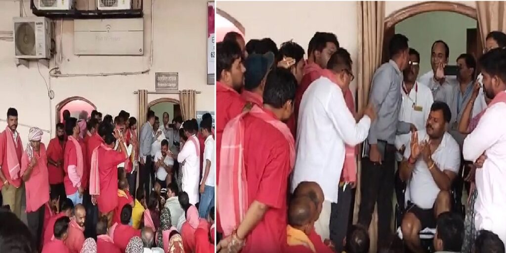 रायपुर रेलवे स्टेशन पर विरोध-प्रदर्शन: कुलियों ने बैटरी वाहन चालकों के खिलाफ़ आवाज उठाई