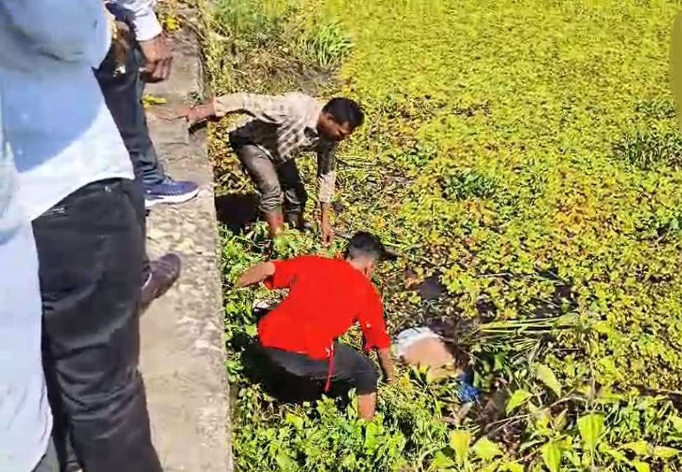 तालाब में मिली अज्ञात लाश, नगर पालिका की सफाई टीम ने देखा खौफनाक दृश्य, इलाके में मचा हड़कंप