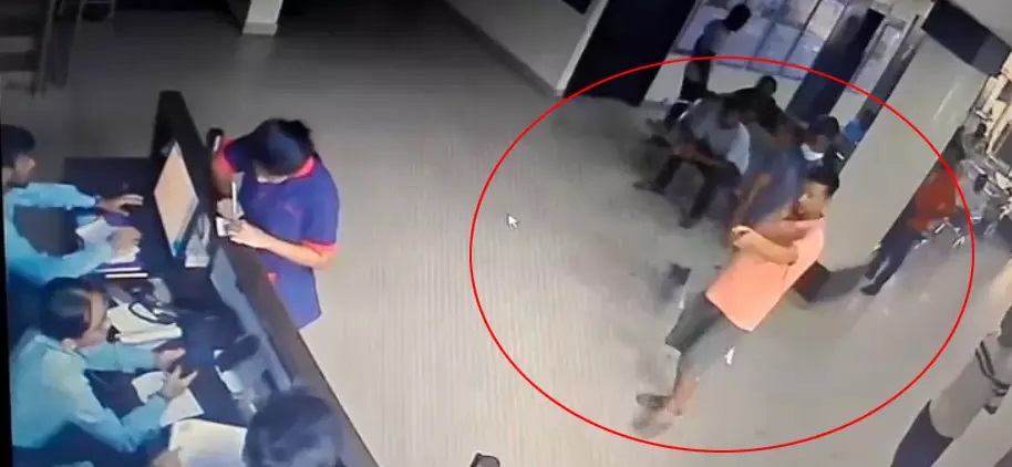 Raipur: हॉस्पिटल में युवक ने मचाया हंगामा, रैंप में चढ़ाई बाईक और तोड़ा गेट