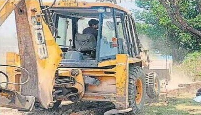 Bulldozer Action: टेमरी में अवैध प्लाटिंग पर NRDA और राजस्व विभाग की बड़ी कार्रवाई, कई मकानों को बुलडोजर से गिराया