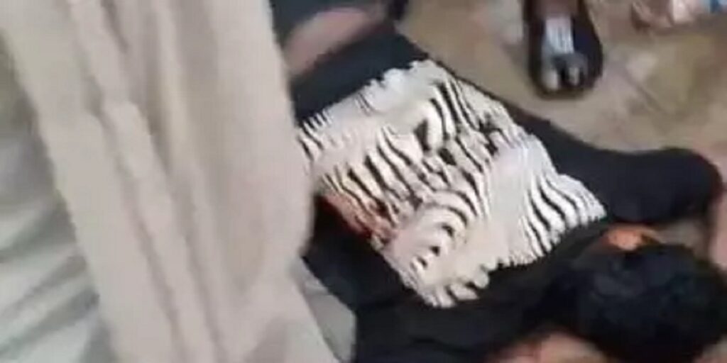 मंदिर में दहशत: युवक पर चाकू से हमला, गंभीर रूप से घायल