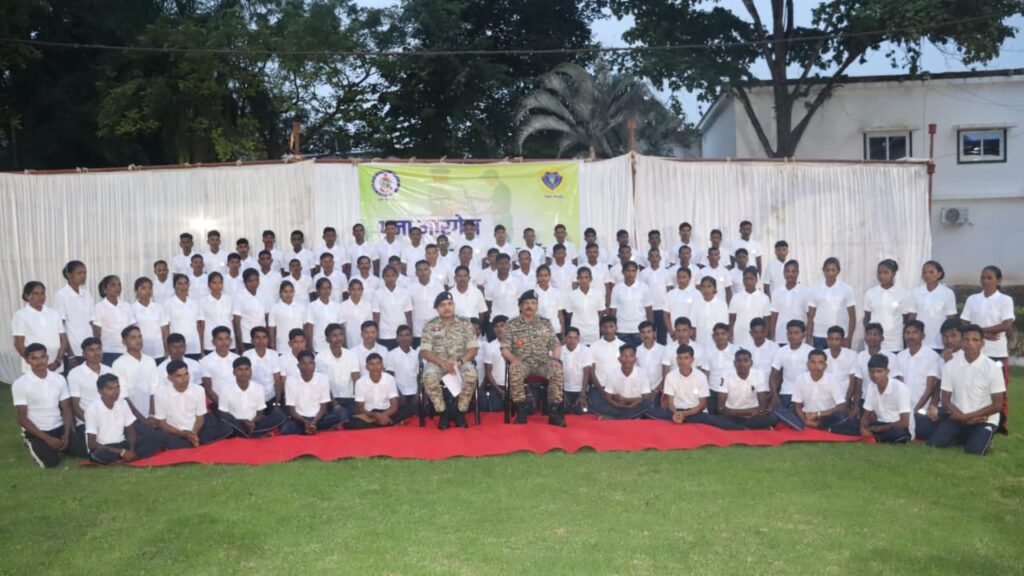 छत्तीसगढ़ में सबसे बड़ा नक्सली आत्मसमर्पण बीजापुर में 103 माओवादी बने मुख्यधारा का हिस्सा एक करोड़ छह लाख तीस हजार का था इनाम