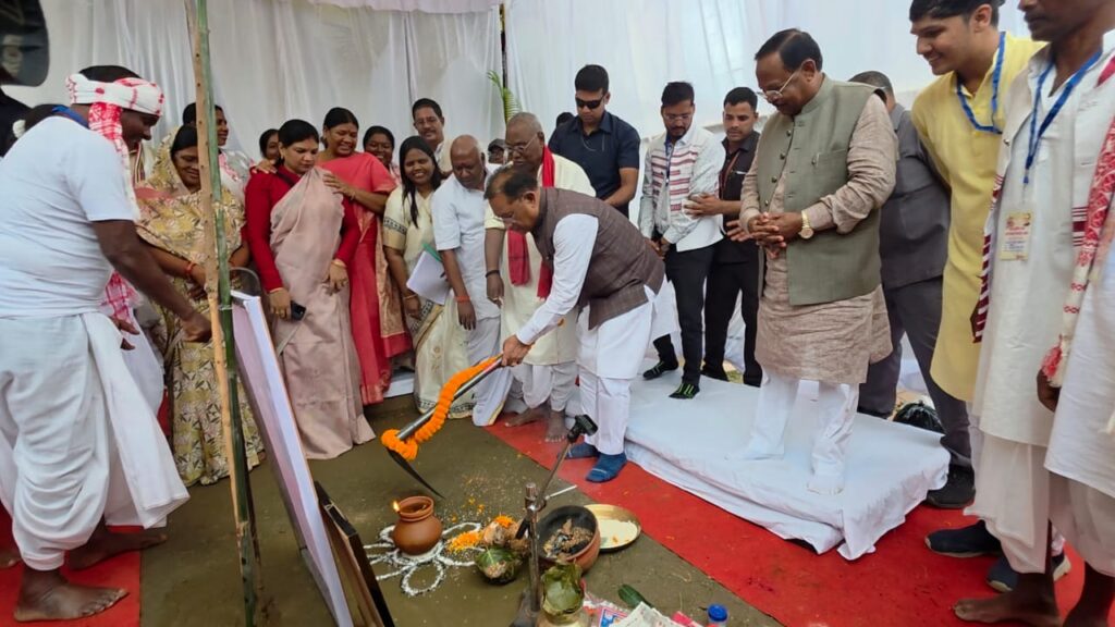 बाबा कार्तिक उरांव की जन्म शताब्दी समारोह एवं भूमि पूजन कार्यक्रम सम्पन्न मुख्यमंत्री विष्णु देव साय हुए शामिल, 40.79 लाख की घोषणा