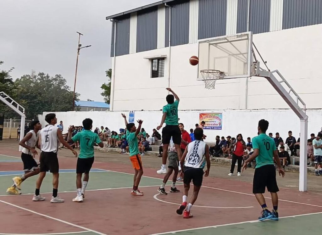 राज्य स्तरीय खेल महाकुंभ में जनसहयोग से अतिथियों को परोसा जा रहा मिष्ठान, बनी नगर में चर्चा का विषय अतिथि भोजन में मिष्ठान हमारा संस्कार — कलेक्टर विलास भोसकर की अनूठी पहल