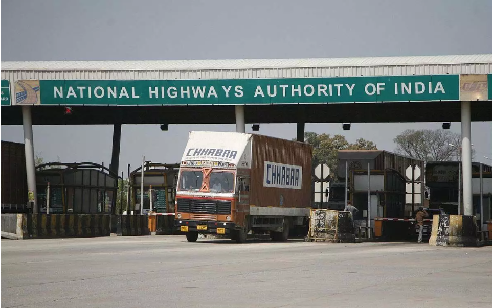 बड़ी राहत: देशभर में घटेगा टोल टैक्स, छोटी गाड़ियों को मिलेगा सीधा फायदा – अगले हफ्ते से लागू हो सकते हैं नए रेट