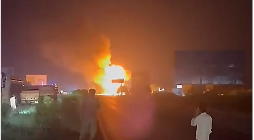 हाईवे पर दर्दनाक हादसा: केमिकल टैंकर ने सिलेंडर से भरे ट्रक को मारी टक्कर, 200 सिलेंडरों में धमाका, एक की मौत