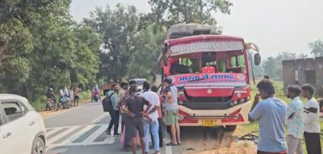 हाइवा और बस की आमने-सामने टक्कर, चालक की मौत, क्लीनर घायल