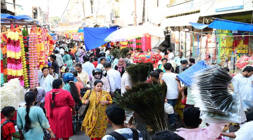धनतेरस पर देशभर के बाजारों में दिखी जबरदस्त रौनक, पारंपरिक और आधुनिक वस्तुओं की जमकर हुई खरीदारी