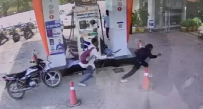 अंबिकापुर में दिनदहाड़े खौफनाक हमला: महिला पर युवक ने चाकू से किए कई वार, अस्पताल में मौत