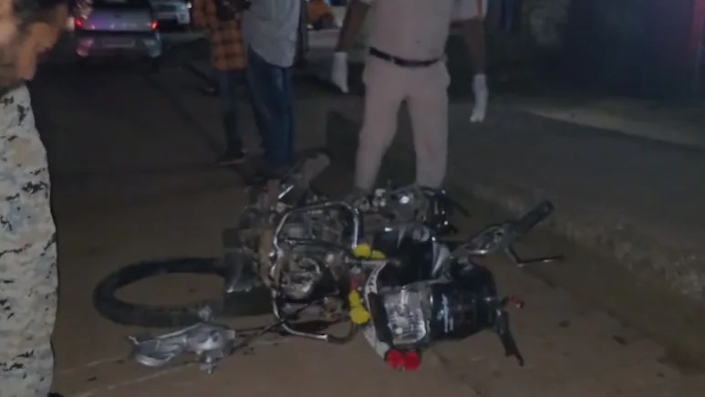 CG Accident News: बोलेरो और बाइक की टक्कर में दो युवकों की मौत, बाइक के परखच्चे उड़ गए