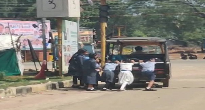 छत्तीसगढ़: ऑटो खराब, चालक ने छात्रों से लगवाया धक्का, वीडियो वायरल हुआ