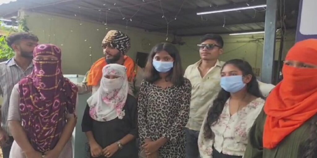 Chhattisgarh: नौकरी का झांसा देकर 46 हजार रुपये ठगे गए, पुलिस ने 7 कर्मचारियों पर FIR दर्ज की